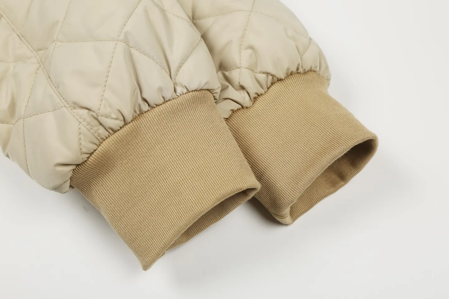 P330 White background picture [Popular item] Style number: 24373# Color: Khaki Apricot Size: S-XL -MiuMiu/MiuMiu 2024aw Autumn and winter hot new logo embroidered lapel three-zip rhombus plaid imitation feather jacket jacket - Ingenuity restoration 4-needle encrypted quilting embroidery three-in-one imitation feather cotton The board is straight and not bloated - Double-layer composite patch Hand-made counter-embroidery Laminated light gold Y-tooth brand zipper - Special shaped cloth foil for collar Correct 7 cm cylindrical windproof cuffs Closed cuffs with one-to-one stacking in front of the car - Miu style outfit 2024 new autumn and winter products Adopt classic diamond pattern quilting design Three-in-one imitation down cotton Light and thin sheets are positive The thermal insulation coefficient is also online Earth desert khaki apricot Maillard wind is full of relaxation to set off a warm autumn and winter atmosphere The collar is made of contrasting corduroy, which is warm and comfortable. The loose silhouette is both comfortable and easy to layer. The slightly gathered design of the cuffs and hem effectively locks in temperature.